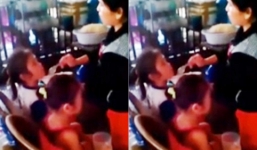 Bức xúc clip bảo mẫu nhồi cơm 2 bé gái như nhồi vịt