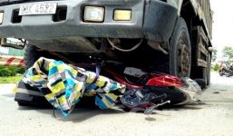 Xe ben tông chết một phụ nữ dừng mặc áo mưa