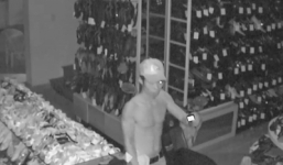 Video: Ngủ dậy, hoảng hồn xem camera thấy trộm cầm dao đi khắp nhà