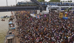 Hiện trường: Chen nhau tắm nước thánh, gần 30 người chết tại Ấn Độ