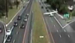 Video: Máy bay hạ cánh khẩn cấp xuống đường cao tốc vì hỏng động cơ