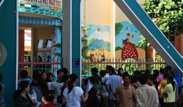 Phụ huynh xếp hàng từ 5h sáng xin học mầm non cho con