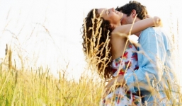 Khoa học lý giải tại sao con người lại hôn nhau