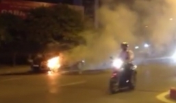 Hà Nội: Đang chạy, ô tô 4 chỗ ngùn ngụt bốc cháy
