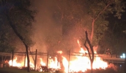 Trúng tên lửa, nhà máy lọc dầu cháy ngùn ngụt trong đêm