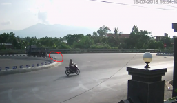 Video: Nghi phạm tưới hóa chất phá hoại Quốc lộ 1A ở Quảng Bình