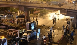 Lái xe Range Rover thoát chết khi “bay' từ trên cầu vượt xuống