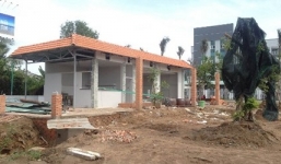 Đang ngủ một phụ nữ bị cột gạch đè chết