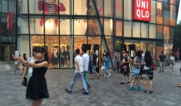 Shop quần áo “hot” nhờ cặp đôi “âu yếm” trong phòng thay đồ