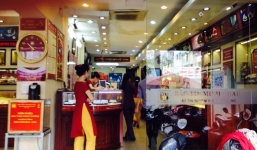 Cửa hàng vàng ngồi “ngáp dài” chờ khách
