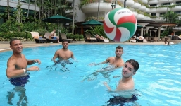 Video: Các cầu thủ Arsenal biểu diễn màn chuyền bóng bằng đầu dưới nước