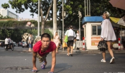 Cảm động ông bố liệt hai chân bò khắp nơi tìm con mất tích