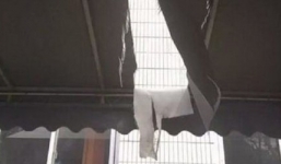 Cửa ngăn Boeing 777 rơi từ độ cao hàng nghìn mét, làm thủng mái nhà