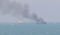 Video: IS nã rocket, tàu hải quân Ai Cập bốc cháy ngùn ngụt