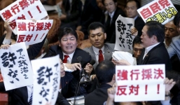  Quốc hội Nhật náo loạn vì dự luật phòng vệ tập thể