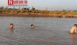 Người Hà Nội hồn nhiên tắm trần ở bãi mới giữa sông Hồng