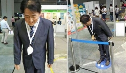 Trung Quốc sản xuất “robot xin lỗi” giống hệt Thủ tướng Nhật Bản