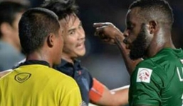 Thai-League rúng động vì cầu thủ đánh nhau ngay trên sân