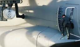 Nghẹt thở với màn đu người trên máy bay của Tom Cruise