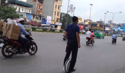 Video: Thanh niên điều khiển xe 1 bánh bon bon trên đường phố Hà Nội