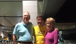 Facebook sao Việt: Đàm Vĩnh Hưng chia tay bố mẹ nuôi đầy xúc động