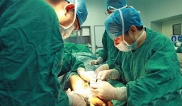 Gắn bàn tay vào mắt cá chân trong 1 tháng để chờ phẫu thuật