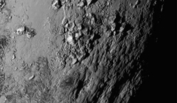 Phát hiện núi băng khổng lồ trên Sao Diêm Vương