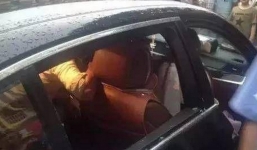 Sợ hỏng xe sang, bà mẹ quyết không phá ô tô cứu con