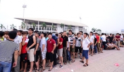NHM xếp hàng dài mua vé xem trận Việt Nam vs Man City