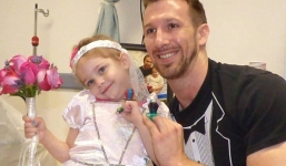 Video: Nam y tá làm 'đám cưới' với bé gái 4 tuổi mắc ung thư gây xúc động