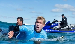 VĐV lướt sóng bị cá mập tấn công ngay trên sóng truyền hình