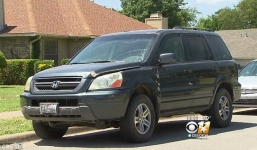 Bé gái 2 tuổi chết ngạt trong ô tô vì sự vô tâm của bà mẹ