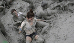 Cận cảnh lễ hội tắm bùn lớn nhất thế giới tại Hàn Quốc