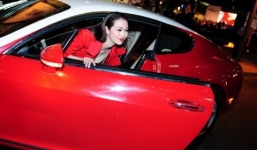 Khánh My bị người lạ ném đá vào xế sang trên đường đi diễn về