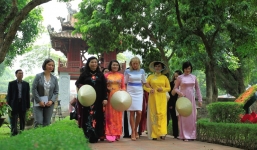 Phu nhân Phó Tổng thống Hoa Kỳ thăm Văn Miếu Quốc Tử Giám