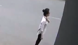 Cô gái thẫn thờ vì bị trộm xe máy trong nháy mắt