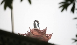 Thanh niên biểu hiện 'ngáo đá' đập phá trên bảo tháp chùa Cót