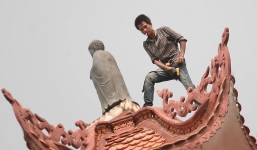 Giải cứu thanh niên biểu hiện 'ngáo đá' trên bảo tháp chùa Cót