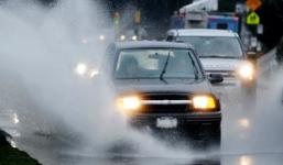 Những lưu ý khi lái xe dưới trời mưa lớn