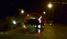 Xe Fortuner chèn lên dải phân cách, lật nghiêng giữa đường