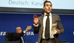 Video: Chủ tịch FIFA bị danh hài người Anh 'làm nhục' giữa buổi họp báo