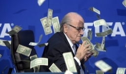 Chủ tịch FIFA bị ném tiền vào mặt giữa cuộc họp báo