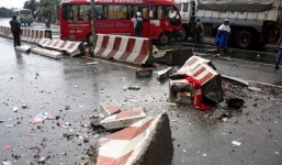 Giải cứu 15 hành khách trong ô tô bị lật trên quốc lộ 13