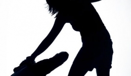 Vợ đạp cửa, xông vào phòng tắm hành hung chồng trọng thương