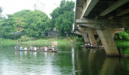 Nam thanh niên nhờ bạn chở đến cầu rồi nhảy sông tự tử