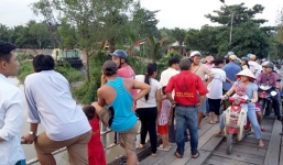 Thi thể mất tay nổi trên sông