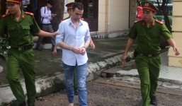 Người nước ngoài dùng thẻ ATM giả rút hơn 100 triệu đồng