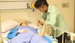 Phan Hiển không quản ngày đêm trong bệnh viện chăm sóc mẹ con Khánh Thi