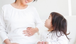 Bố mẹ nên làm gì để trẻ không 'sốc' khi sắp có em?