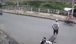 Cô gái bất lực nhìn trộm bẻ khóa xe tẩu thoát